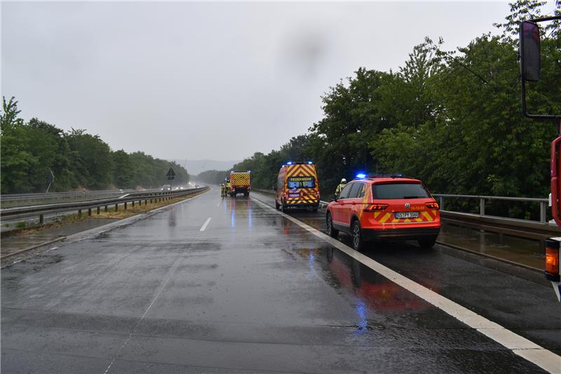 Unfall bei Harlingerode: Braunlager (45) kracht in Leitplanke Nach einer knappen Stunde konnte die Fahrbahn wieder freigegeben werden. Foto: Polizeiinspektion Goslar