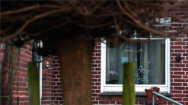 Nach einer mehrtägigen Fahndung hat sich der Tatverdächtige eines Tötungsdelikts im Landkreis Stade der Polizei gestellt. (Archivbild)