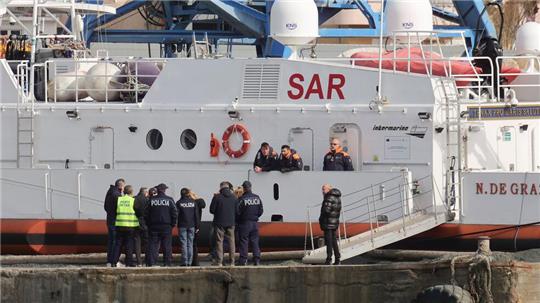Nach einer neuen Niederlage vor Gericht muss Italiens Rechtsregierung mehr als 40 Mittelmeer-Flüchtlinge aufnehmen. 