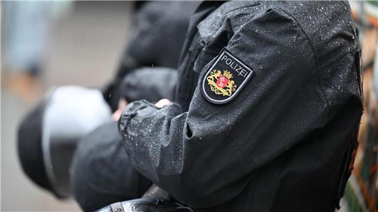 Nach einer nicht angemeldeten Versammlung mit vielen Menschen und einem Autokorso ermittelt die Bremer Polizei. (Symbolbild)  