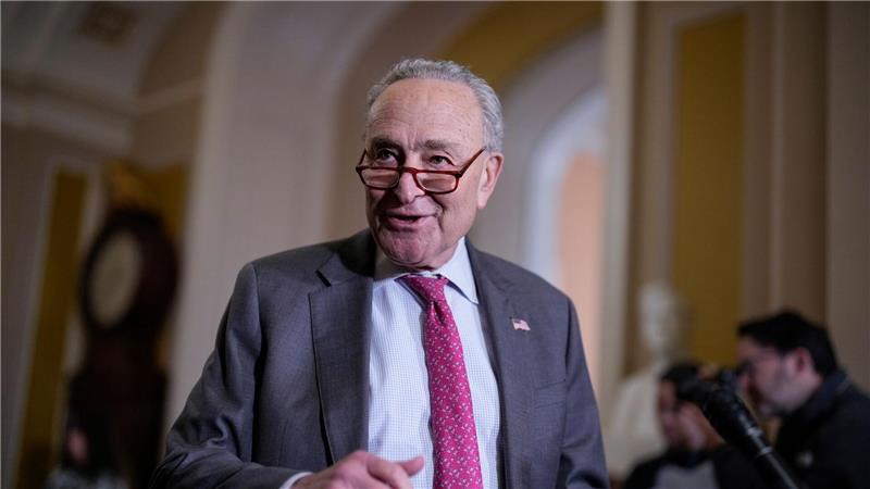 Nach einigem Widerstand gegen einen Haushaltsentwurf der Republikaner lenkt der demokratische Minderheitsführer im Senat, Chuck Schumer, nun ein. (Archivbild)