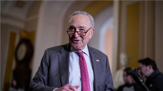 Nach einigem Widerstand gegen einen Haushaltsentwurf der Republikaner lenkt der demokratische Minderheitsführer im Senat, Chuck Schumer, nun ein. (Archivbild)