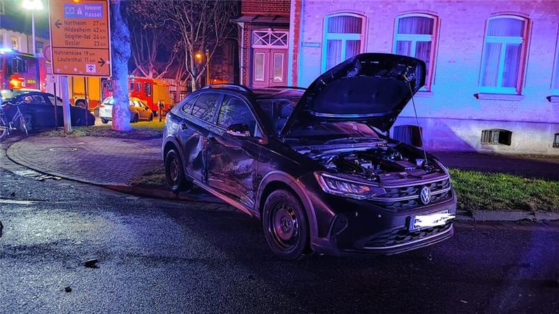 Zwei Personen verletzt – hoher Sachschaden Nach ersten Erkenntnissen erlitt die Fahrerin leichte Verletzungen.