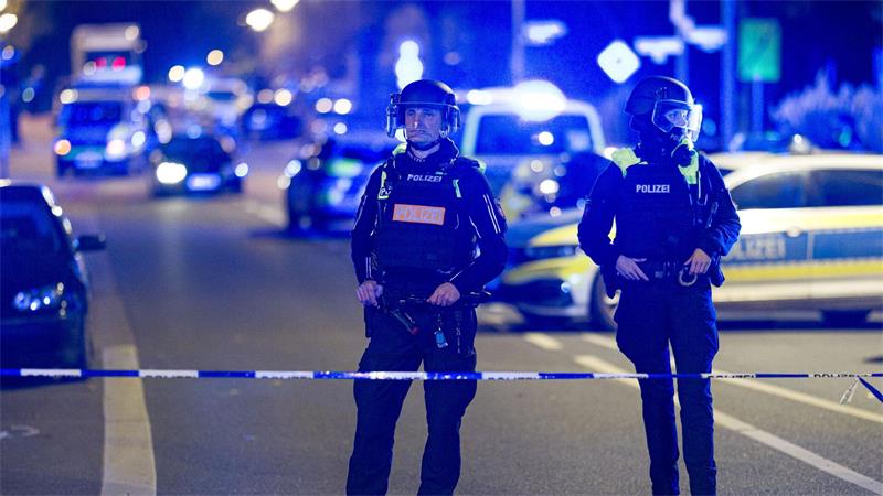 Auto fährt in Menschengruppe - mit Schüssen gestoppt Nach ersten Erkenntnissen vermutet die Polizei, dass sich die Beteiligten kannten.