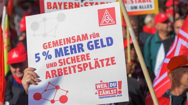 Nach ersten Kundgebungen bereitet die IG Metall Warnstreiks vor. (Archivbild) 