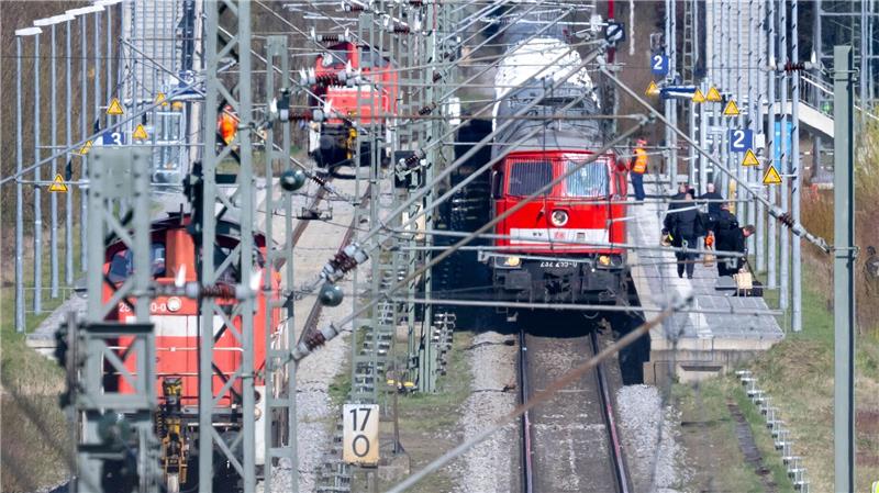 Castor-Behälter erreichen Zwischenlager - Stiller Protest Nach etwa 17-stündiger Fahrt hatte der Zug sein Ziel fast erreicht.