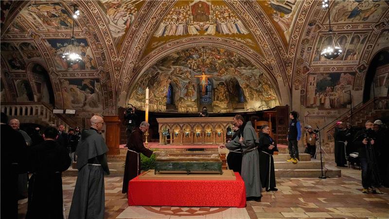 Nach fast acht Jahrhunderten sind die Gebeine des Heiligen öffentlich ausgestellt.