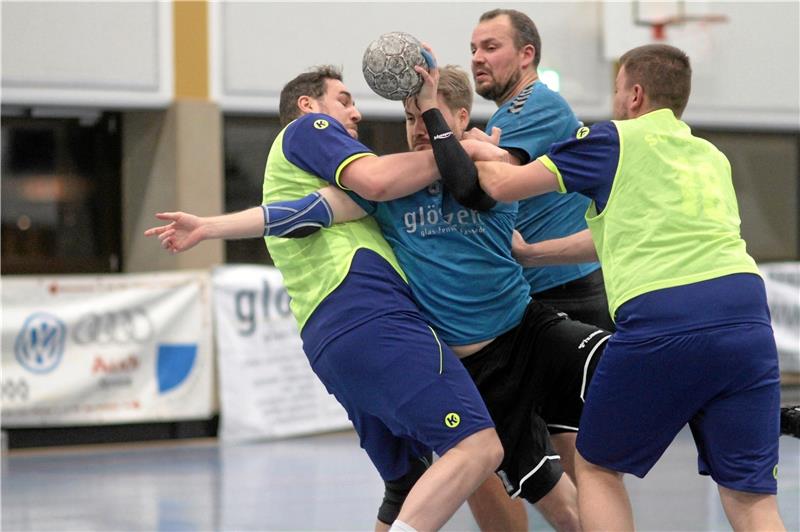 Handball-Landesligisten legen wieder los Nach fast drei Monaten Auszeit aufgrund von Corona und der Winterpause sind Nicolas Hischemöller (Mitte) und die HSG Bad Harzburg/Vienenburg am Sonntag wieder im Einsatz. Gegner ist die HSG Plesse-Hardenberg II. Foto: Gietemann