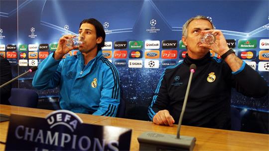 Nach fast eineinhalb Jahrzehnten wieder bei Real vereint: Sami Khedira (links) und Coach José Mourinho. (Archivbild)