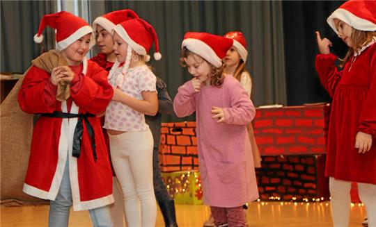 Nach fünf Jahren Pause gibt es an der Grundschule wieder einen bunten Nachmittag – passend zur Jahreszeit mit dem Thema Weihnachten.