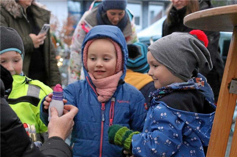 In Altenau öffnet wieder der Wintermarkt Nach getaner Arbeit bekommen die Kinder, die den Weihnachtsbaum geschmückt haben, Schokolade zur Belohnung. Foto: Skuza