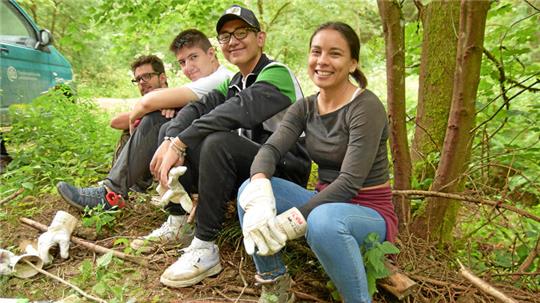 Nach getaner Arbeit im Wald haben sich die Workcamper eine Pause verdient: 2022 haben sie etwa eine Fichte abgesägt, um einem Bachlauf mehr Licht zu verschaffen, und Sitzbänke repariert.