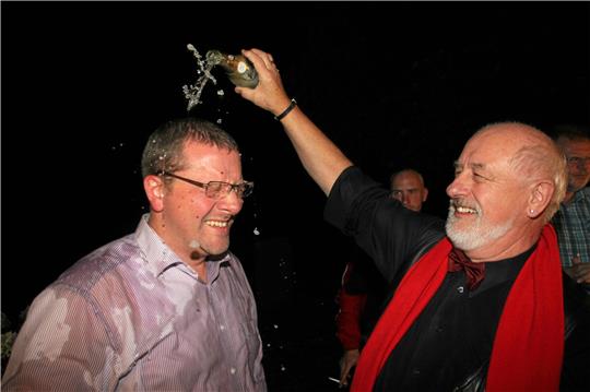 Nach gewonnener Bürgermeisterwahl im September 2013 bekommt Alf Hesse eine Sektdusche von Parteifreund Heinz-Dieter Brandt.  Archivfoto: Gereke