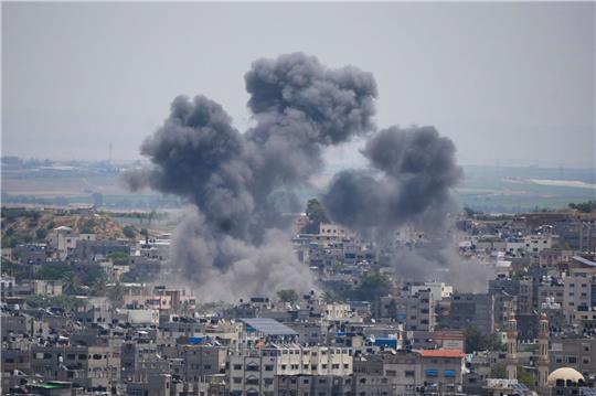 Nach heftigem Raketenbeschuss hat Israels Luftwaffe erneut Ziele der militanten Palästinenserorganisation Islamischer Dschihad im Gazastreifen angegriffen.