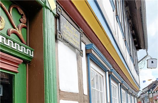 Nach historischen Vorlagen saniert Hauseigentümer Achim Kapelle die Fachwerkfassade des 350 Jahre alten Gebäudes gemäß der Auflagen des Denkmalschutzes in Eigenregie. Foto: Nachtweyh