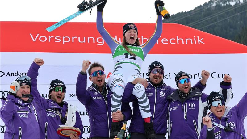 Nach ihrem Triumph wird Emma Aicher gebührend gefeiert.