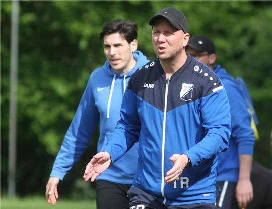 Nach insgesamt vier Jahren, darunter eine Saison bei den A-Junioren, beendet Dennis Gläser seine Tätigkeit als Trainer der FG Vienenburg/Wiedelah. Als Nachfolger steht Massimo Soranno (l.) fest.