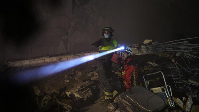 Nach israelischen Luftangriffen wird in Beirut nach Opfern gesucht.