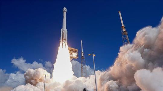 Nach jahrelangen Verzögerungen ist das krisengeplagte Raumschiff „Starliner“ erstmals zu einem bemannten Testflug zur Internationalen Raumstation ISS aufgebrochen.