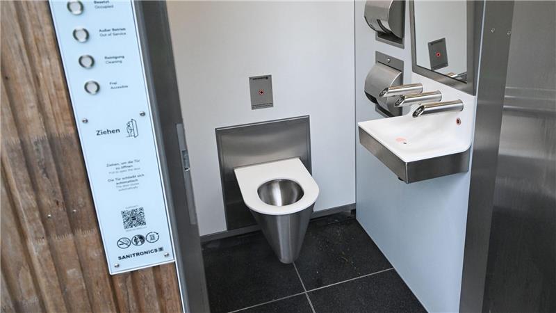 Das Klo, das so viel kostet wie ein Einfamilienhaus Nach jedem Besuch reinigt sich das neue Stuttgarter Klo von selbst.