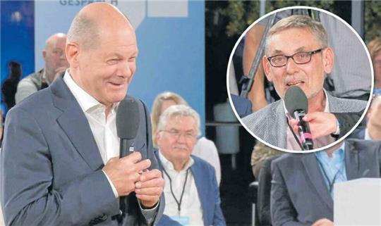 Nach knapp 16 von 90 Minuten des Mitschnitts auf der Website des Presse- und Informationsamtes der Bundesregierung gibt es die Szene, da sich Scholz im Gespräch mit Hendrik Wolf-Doettinchem (kleines Bild) überraschend gut gelaunt gibt. Foto: Bundesregierung/ Collage: Jürgen Runo