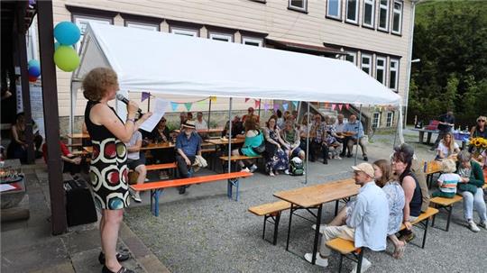 Nach langer Vorbereitung und viel Arbeit, kann Cornelia Knust endlich die ersten Schüler der Freien Schule Oberharz begrüßen.
