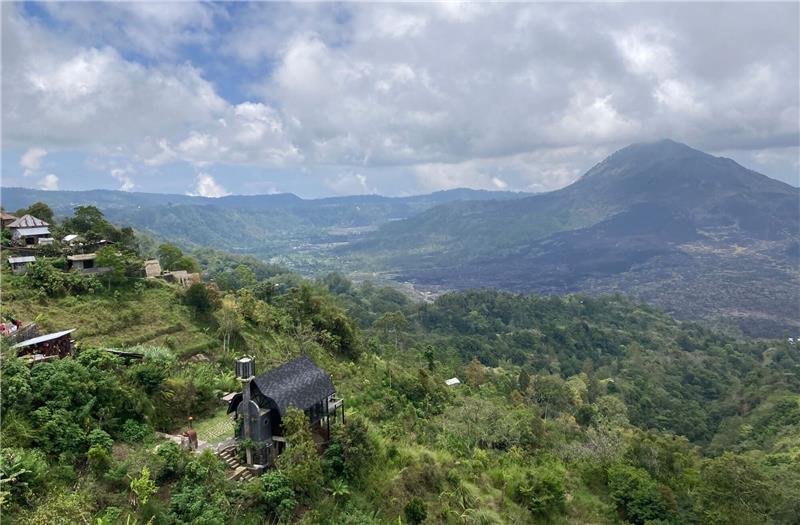 Touristen und heilige Berge: Bali kämpft um seine Würde Nach mehreren Vorfällen schlechten Benehmens von Urlaubern will der örtliche Gouverneur die heiligen Berge für Touristen sperren lassen.