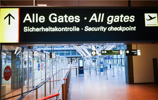 Nach mehreren Warnstreiks an deutschen Flughäfen soll heute eine Schlichtung für die privaten Luftsicherheitskräfte mit Hans-Henning Lühr (SPD) beginnen.