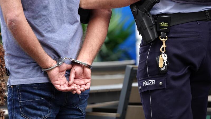 Kinderpornografie: Polizei nimmt mutmaßlichen Täter in Salzgitter fest Nach monatelangen Ermittlungen wurde in Salzgitter ein 33-jähriger Mann festgenommen, der im Verdacht steht, kinderpornografisches Material produziert und im Darknet verbreitet zu haben.