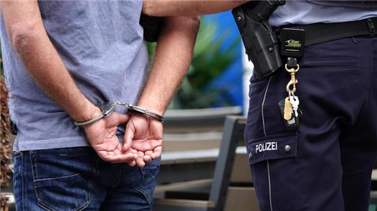 Nach monatelangen Ermittlungen wurde in Salzgitter ein 33-jähriger Mann festgenommen, der im Verdacht steht, kinderpornografisches Material produziert und im Darknet verbreitet zu haben.
