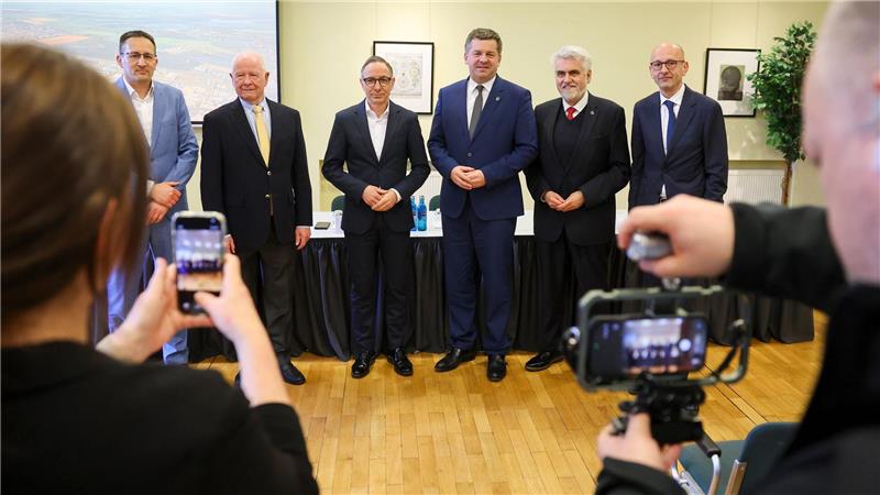 Chemieindustrie warnt vor Risiken durch Wahlausgang im Osten Nach monatelanger Unsicherheit wird der Standort Domo in Leuna stabilisiert – ein ungewöhnlicher Rettungsfall für die Branche. (Archivbild)