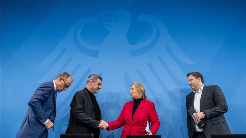 Koalition verspricht sanierte Straßen und stabile Beiträge Nach nächtlichen Beratungen stellen die Koalitionsspitzen die Resultate vor.