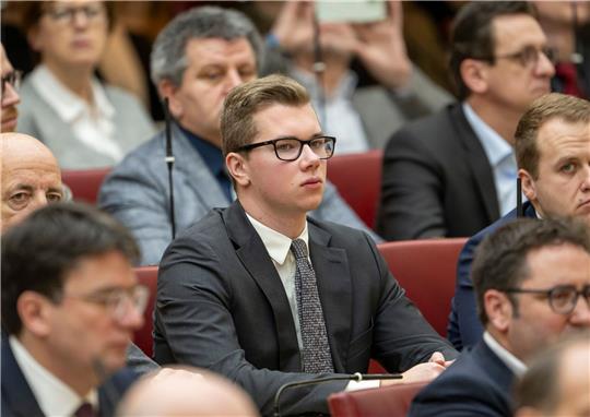 Nach neuen Vorwürfen der Staatsanwaltschaft Würzburg gegen den AfD-Landtagsabgeordneten Daniel Halemba, verzichtet dieser auf Landtagsauftritte und gibt Fraktionsämter ab.