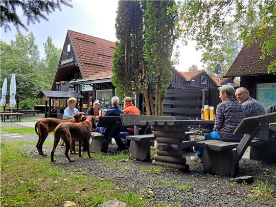 Nach oder während einer Wanderung eine Rast mit Mahlzeit oder Getränk einlegen – am Molkenhaus geht das ab sofort wieder. Und gleich am ersten Öffnungstag wird diese Möglichkeit genutzt. Foto: Exner