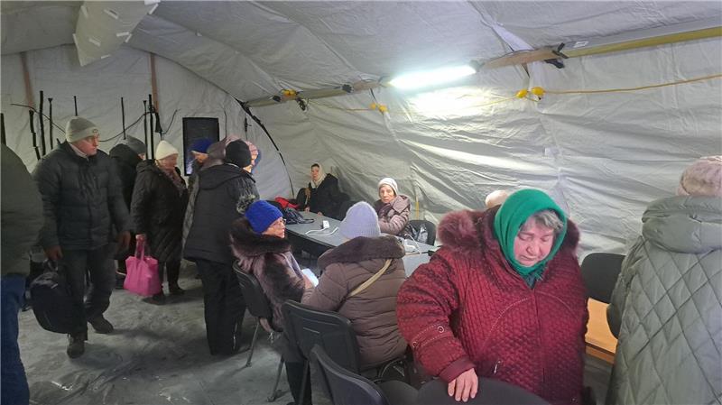 Kälte als Waffe - der vierte Kriegswinter in Kiew Nach russischen Raketenangriffen sind Heizkraftwerke ausgefallen - Aufwärmzelte sind für viele Menschen in der Ukraine eine Hilfe. (Archivbild)