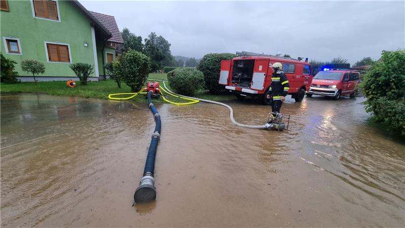 Überschwemmungen in Österreich und Slowenien Nach sarken Regenfälen ist die Feuerwehr im Bezirk Deutschlandsberg in Österreich im Einsatz.