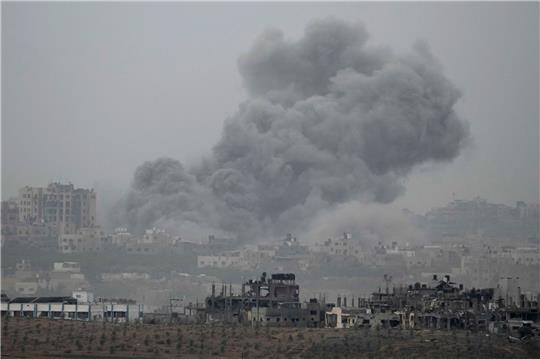 Nach schweren Luftangriffen im Gazastreifen steigt Rauch auf.