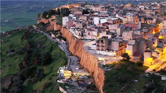 Nach schweren Unwettern droht in Niscemi ein Erdrutsch Teile eines Wohngebiets mitzureißen.