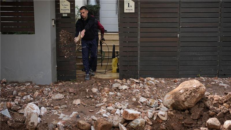 Starke Regenfälle und Saharastaub setzen Ägäis zu Nach schweren Unwettern haben etwa die Menschen mit den Folgen von Hochwasser zu kämpfen.