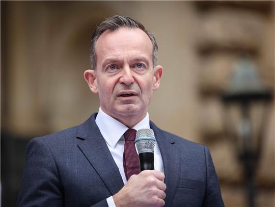 Nach seiem Veto legt die EU-Kommission einen Kompromissvorschlag für ein zügiges Verbrenner-Aus vor. Kann es Verkehrsminister Volker Wissing (FDP) überzeugen?