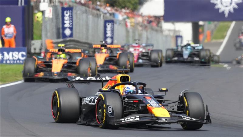 Red Bulls „Wiedergeburt“: Verstappen-Jubel im roten Rauch Nach seinem Manöver beim Start gab Verstappen kurz die Führung wieder her.