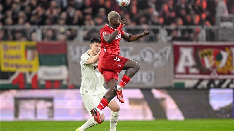 Jubiläumssieg dank Hacken-Tor: Augsburg verschärft FC-Sorgen Nach seinem Traumtor aus der Vorwoche traf Ragnar Ache (vorne) diesmal nicht per Fallrückzieher.