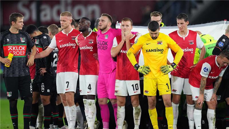 Nach seinem Zusammenbruch im Spiel des NEC Nijmegen beim AZ Alkmaar schützten die Spieler beide Mannschaften Bas Dost vor Blicken. (Archivbild)