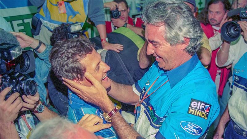 Nach seinem ersten Gesamtsieg in der Fahrer-WM 1994 wird Schumacher (l) von seinem Teamchef Flavio Briatore herzlich empfangen. (Archivbild)