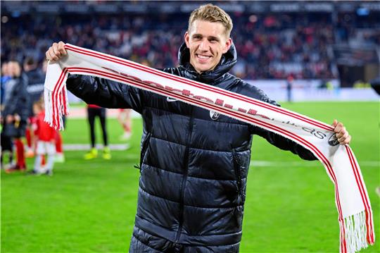 Nach seinem letzten Punktspiel für den SC Freiburg wird der Wernigeröder Nils Petersen gebührend verabschiedet. Foto: dpa
