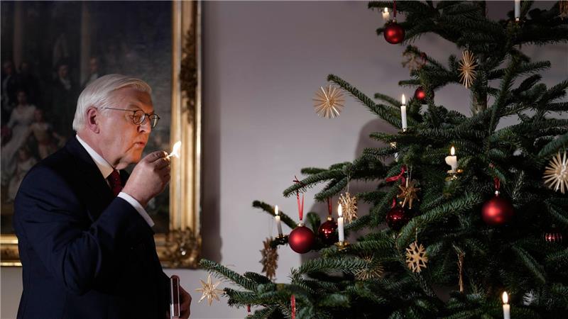 Nach seiner Ansprache entzündet Steinmeier eine Kerze am Weihnachtsbaum.