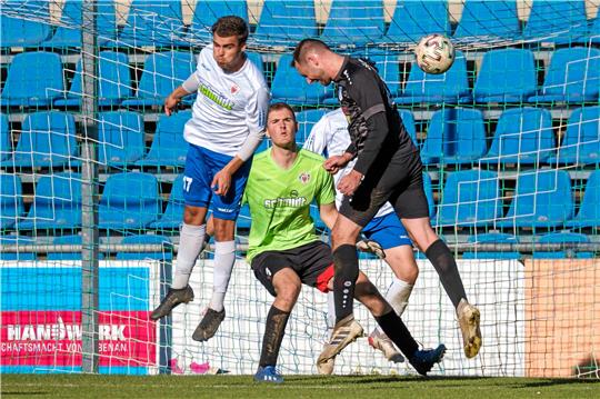 Nach seiner Sperre kann auch Filipe Almeida Menke (li.) für den Goslarer SC 08 wieder abheben. Zu Gast am Sonntag ist der SV Innerstetal. Foto: Drechsler