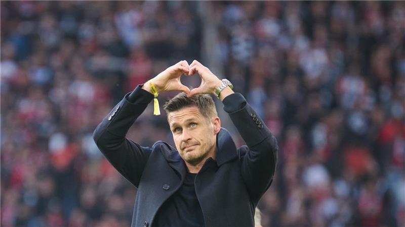 Eintracht und Riera verlieren auch beim Vize-Meister BVB Nach seiner Verabschiedung zeigte Dortmunds Ex-Sportdirektor Sebastian Kehl ein Herz Richtung Südtribüne.