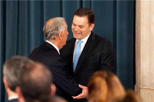 Nach seiner Vereidigung im Nationalpalast von Ajuda wird Ministerpräsident Luis Montenegro (r) von Staatsoberhaupt Marcelo Rebelo de Sousa begrüßt