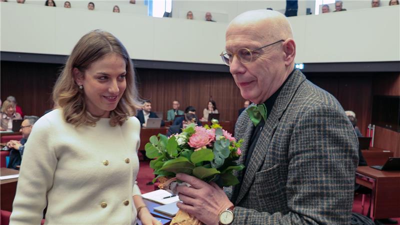 Nach seiner Wahl zum Vizepräsidenten erhielt Ralph Saxe viele Glückwünsche - etwa von der CDU-Fraktionsvorsitzenden Wiebke Winter. 